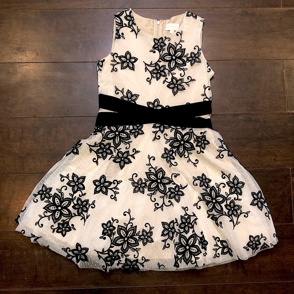 Girls formal dress. This is in size 12. The brand is BCB girls.